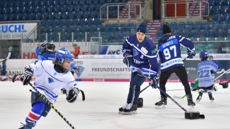 Gemeinsam mit den ERC-Profis trainieren - das geht beim Kids on Ice Day!
Foto: Johannes TRAUB / ST-Foto.de Gemeinsam mit den ERC-Profis trainieren - das geht beim Kids on Ice Day!
Foto: Johannes TRAUB / ST-Foto.de