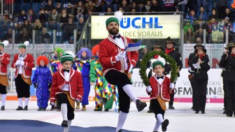 Die Schäffler tanzten auf.
Foto: Johannes TRAUB / ST-Foto.de  