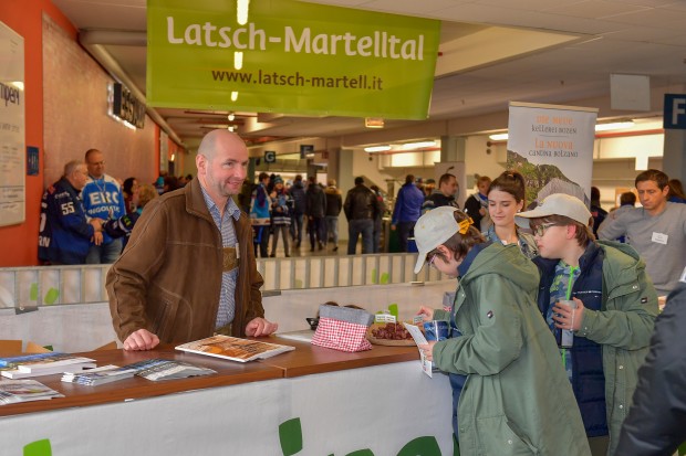 Die Südtiroler aus Latsch boten Happerl von Südtiroler Spezialitäten an und berieten zu Urlaubsreisen.
Foto: Johannes TRAUB / ST-Foto.de  