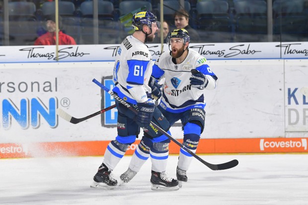 Siegtor an alter Wirkungsstätte: David Elsner (hier von Jerry D'Amigo geherzt) traf zum 2:1 in Nürnberg. Foto: Traub Johannes / st-foto