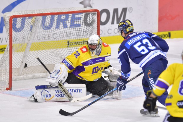 Brandon Mashinter trifft zum 3:0 gegen Torwart Dimitri Pätzold ... 

Foto: Johannes TRAUB / JT-Presse.de