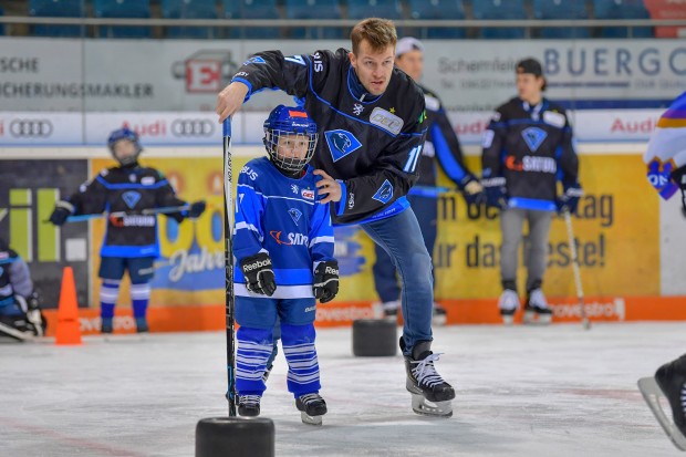 Petr Taticek gab im letzten Jahr Tipps im Rahmen des Kids on Ice Day.
Foto: Johannes TRAUB / ST-Foto.de  
