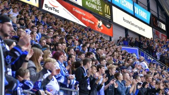 Mit der Dauerkarte samt Playoff-Option haben Sie Ihren Platz sicher - bei jedem ERC-Heimspiel.
Foto: Johannes TRAUB / ST-Foto.de Mit der Dauerkarte samt Playoff-Option haben Sie Ihren Platz sicher - bei jedem ERC-Heimspiel.
Foto: Johannes TRAUB / ST-Foto.de