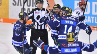 Sieg! Die Panther führen mit 2:0 in der Serie.
Foto: Johannes TRAUB / ST-Foto.de Sieg! Die Panther führen mit 2:0 in der Serie.
Foto: Johannes TRAUB / ST-Foto.de