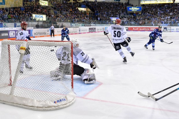 Der sitzt! Brandon Mashinter entscheidet die Partie in der Overtime. Foto: Johannes Traub / st-foto