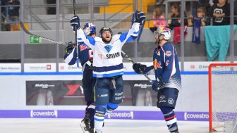 Die Panther um Brett Olson holten sich das Oberbayern-Derby. Foto: Traub / st-foto Die Panther um Brett Olson holten sich das Oberbayern-Derby. Foto: Traub / st-foto
