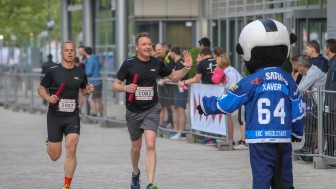 Xaver feuerte die über 1000 Läufer beim audi.staffellauf an. Eine ausführliche Fotostrecke finden Sie auf www.kbumm.de Xaver feuerte die über 1000 Läufer beim audi.staffellauf an. Eine ausführliche Fotostrecke finden Sie auf www.kbumm.de