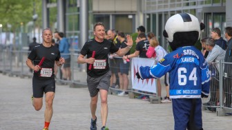 Xaver feuerte die über 1000 Läufer beim audi.staffellauf an. Eine ausführliche Fotostrecke finden Sie auf www.kbumm.de