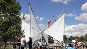 Das Audi High Jump Trampolin ist eine der Attraktionen am 11. August. Foto: Max Löfgen / kbumm