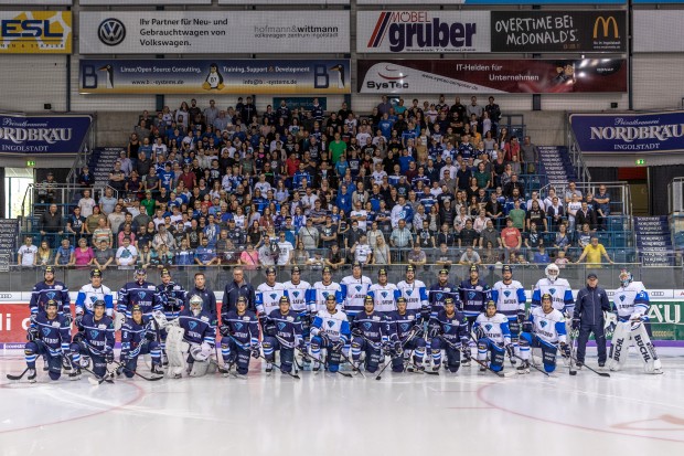 Fans und Mannschaft - eine Einheit beim ERC Ingolstadt. Foto: Stefan Bösl / www.kbumm.de