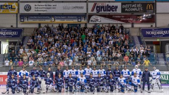 Fans und Mannschaft - eine Einheit beim ERC Ingolstadt. Foto: Stefan Bösl / www.kbumm.de Fans und Mannschaft - eine Einheit beim ERC Ingolstadt. Foto: Stefan Bösl / www.kbumm.de