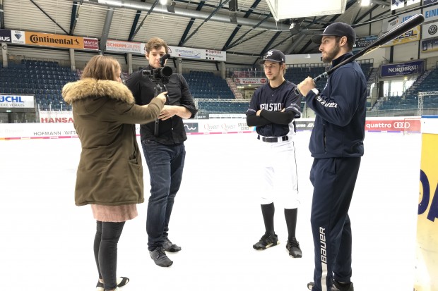 Das Kamerateam erklärt den Protagonisten die Szenen. Foto: Wimösterer