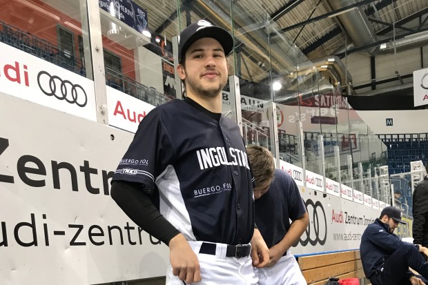 Für die Baseballer ist Eis ein ungewohntes Terrain - darum: Spikes unter die Schuhe. Foto: Wimösterer