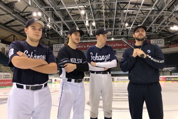 Das Trio der Ingolstadt Schanzer besuchte Brett Olson für ein Schlagtraining. Foto: Wimösterer