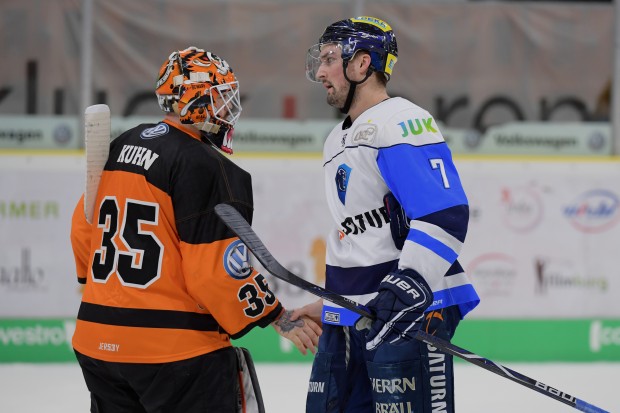 Colton Jobke tröstet Gerald Kuhn nach dem 7:5-Sieg der Panther gegen Wolfsburg.

Foto: Moritz Eden/City-Press GmbH