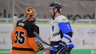 Colton Jobke tröstet Gerald Kuhn nach dem 7:5-Sieg der Panther gegen Wolfsburg.
Foto: Moritz Eden/City-Press GmbH Colton Jobke tröstet Gerald Kuhn nach dem 7:5-Sieg der Panther gegen Wolfsburg.
Foto: Moritz Eden/City-Press GmbH