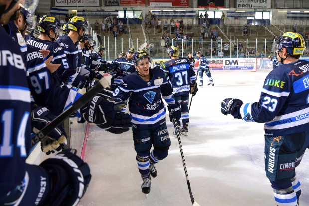 Tyler Kelleher (Mitte) und Maury Edwards (rechts) treten erstmals zu einem Heimspiel in der Saturn-Arena an. Foto: Leipold / City-Press