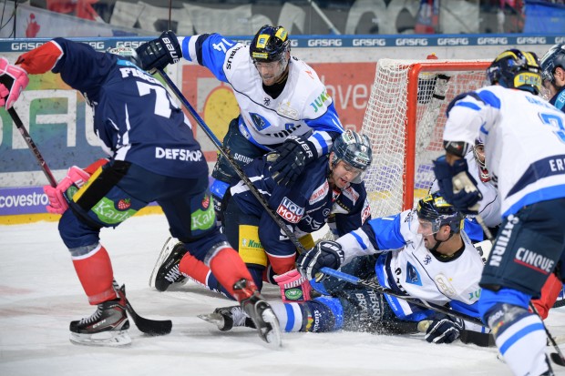 Captain Dustin Friesen (center, # 14), Colton Jobke (shotblocking) and their team had a great weekend. Foto: City Press