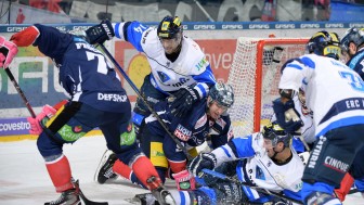 Captain Dustin Friesen (center, # 14), Colton Jobke (shotblocking) and their team had a great weekend. Foto: City Press