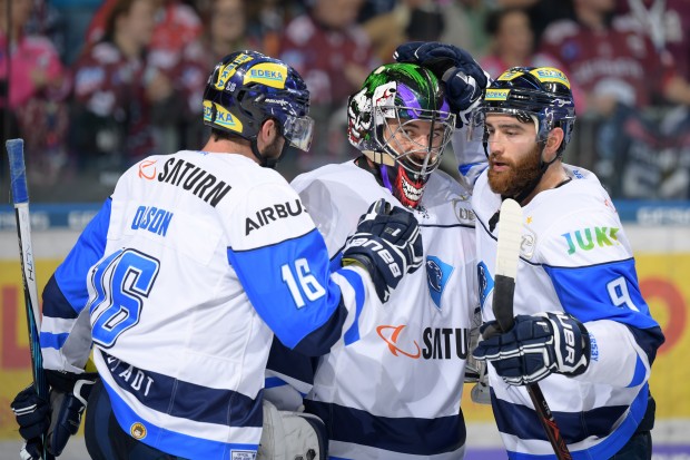 Auswärtssieg für die Panther um Goalie Jochen Reimer (Mitte) und die beiden Torschützen Brett Olson (links) und Jerry D'Amigo. Foto: City Press