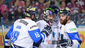 Auswärtssieg für die Panther um Goalie Jochen Reimer (Mitte) und die beiden Torschützen Brett Olson (links) und Jerry D'Amigo. Foto: City Press Auswärtssieg für die Panther um Goalie Jochen Reimer (Mitte) und die beiden Torschützen Brett Olson (links) und Jerry D'Amigo. Foto: City Press