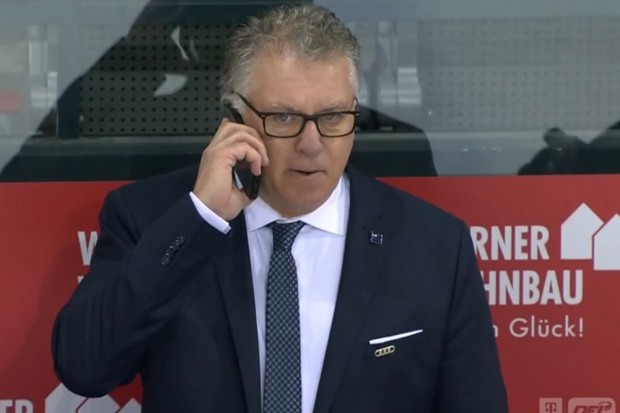 Doug Shedden verblüfft gegnerische Trainer mit Taktiken - und gestern auch Zuschauer, als er zum Handy griff. Screenshot: TelekomSport