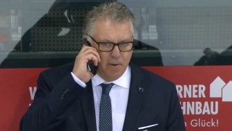 Doug Shedden verblüfft gegnerische Trainer mit Taktiken - und gestern auch Zuschauer, als er zum Handy griff. Screenshot: TelekomSport Doug Shedden verblüfft gegnerische Trainer mit Taktiken - und gestern auch Zuschauer, als er zum Handy griff. Screenshot: TelekomSport