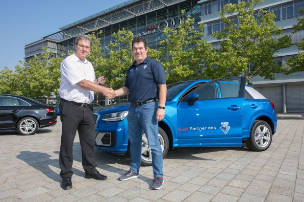 Michael Rosenhammer vom Audi Zentrum Ingolstadt und ERC-Sportdirektor Larry Mitchell... 

Foto: byritchie.com