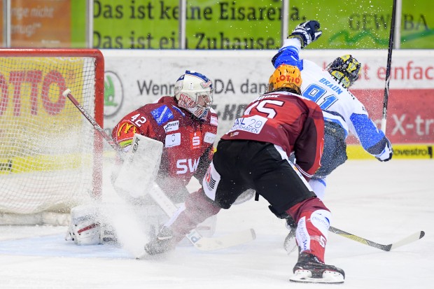 Laurin Braun wurde in seinem 450. DEL-Spiel beim Torabschluss gefoult, wie auf dem Bild zu sehen ist. Tyler Kelleher verwandelte den Penaltyschuss. Foto: Jasmin Wagner / DEL-Photosharing