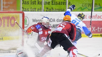 Laurin Braun wurde in seinem 450. DEL-Spiel beim Torabschluss gefoult, wie auf dem Bild zu sehen ist. Tyler Kelleher verwandelte den Penaltyschuss. Foto: Jasmin Wagner / DEL-Photosharing