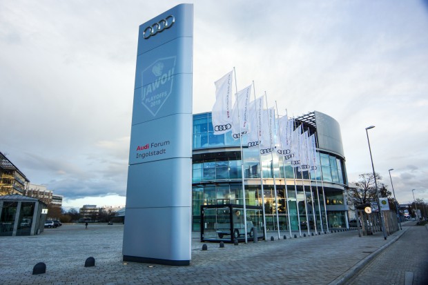 An zahlreichen bekannten Orten der Stadt war das Playoff-Logo mit dem Ausspruch Jawoi zu sehen.