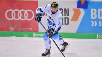 Colton Jobkes Retro-Trikot steht beispielsweise zum Ersteigern. 
Foto: Johannes TRAUB / ST-Foto.de  