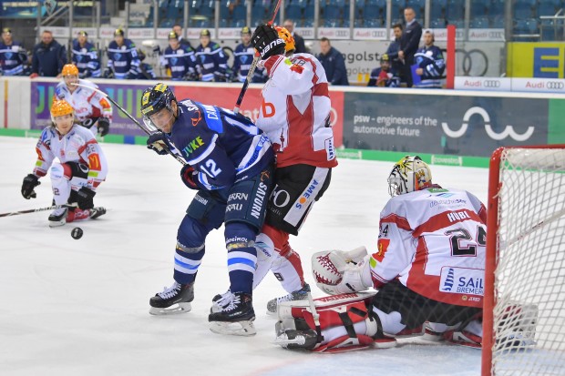 Pat Cannone (12) traf sehenswert zum 2:3. Am Ende aber nahmen die Gäste die Punkte mit. Foto: st-foto.de