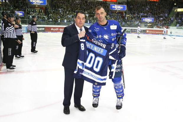 Thomas Greilinger erhält aus den Händen des Sportdirektors Larry Mitchell das Trikot zum 800. DEL-Spiel. Foto: Meyer Jürgen / kbumm.de