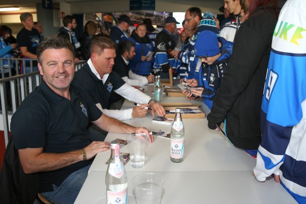 Terry Campbell & Co. waren gefragte Autogrammschreiber. Foto: Meyer / kbumm