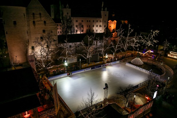 Die Eisarena auf dem Paradeplatz startet am Donnerstag ihre Saison. Foto: Jürgen Meyer / www.kbumm.de