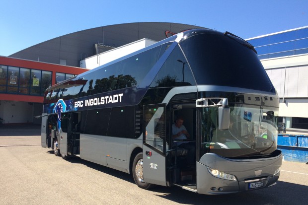 Auf der Saisoneröffnungsfeier gibt es die beiden "Dahoams" des ERC zu sehen: die Saturn Arena per Stadionführung und der Mannschaftsbus. Foto: Wimösterer