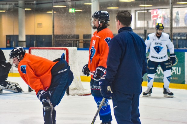 Co-Trainer Tim Regan integrierte die Nachwuchsspieler ins Training.