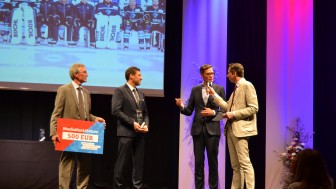Uwe Wolfinger (Zweiter von rechts) lobt die Jugendarbeit des ERC Ingolstadt e.V. Uwe Wolfinger (Zweiter von rechts) lobt die Jugendarbeit des ERC Ingolstadt e.V.