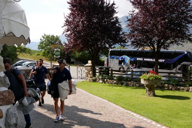 Gestern kamen die Spieler in Latsch an und bezogen im Mannschaftshotel Quartier...