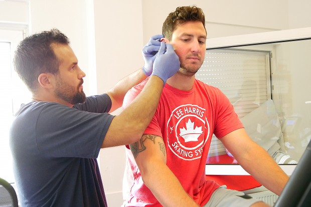 Während dem Test misst Ex-Panther-Profi Stephan Retzer bei den Spielern immer wieder den Laktatwert .