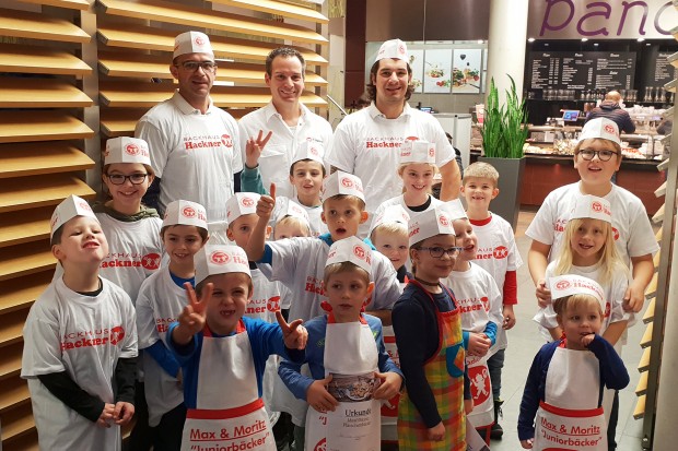 Der Xaver Kids-Club besuchte das Backhaus Hackner zum Plätzchenbacken.