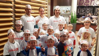 Der Xaver Kids-Club besuchte das Backhaus Hackner zum Plätzchenbacken. Der Xaver Kids-Club besuchte das Backhaus Hackner zum Plätzchenbacken.
