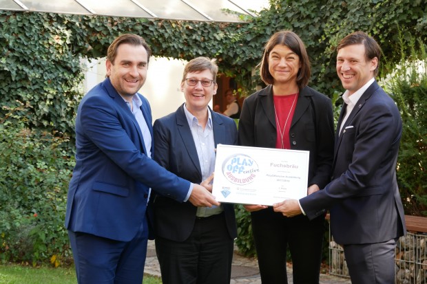 Denise Amrhein von Fuchsbräu (2.v.r.) freute sich mit (v.l.)  Stefan König vom Donaukurier, Astrid Kunz von der Agentur für Arbeit Ingolstadt und Claus Gröbner vom ERC Ingolstadt. Foto: Wimösterer 