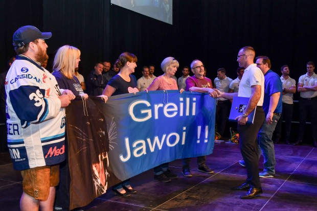 Fans überreichen Thomas Greilinger das berühmte GREILI JAWOI!-Banner. Foto: st-foto/Strisch