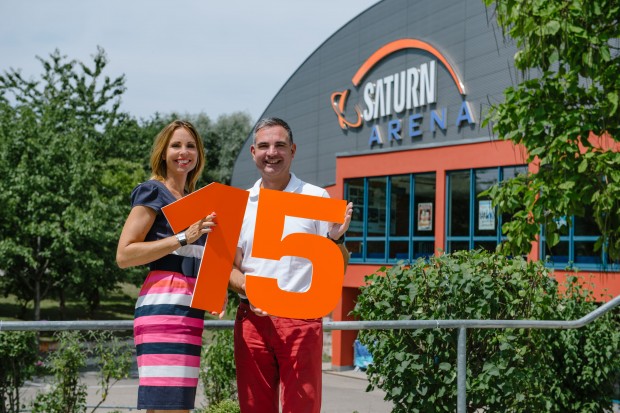 Andrea Koepfer und Thomas Hehl freuen sich, dass Saturn auch nach 15 Jahren weiter Namenssponsor der Arena am Klenzepark ist.