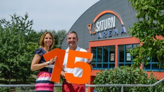 Andrea Koepfer und Thomas Hehl freuen sich, dass Saturn auch nach 15 Jahren weiter Namenssponsor der Arena am Klenzepark ist.