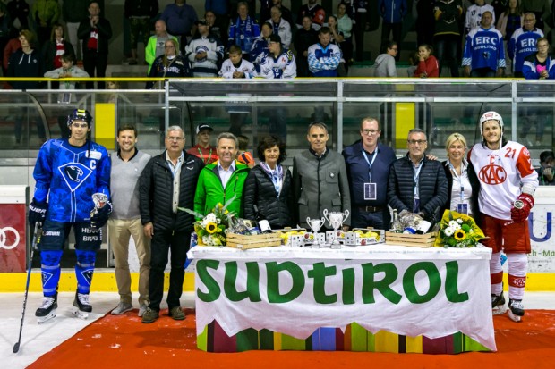 Ceremony of honor after the game with grandes of South Tyrol. Photo: Vanna Antonolle