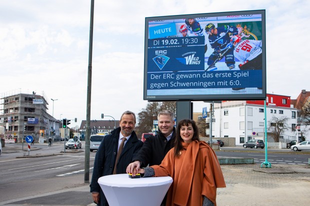 Einweihung der Ströer Road Side Screens (v.l.n.r.): Stefan Helbing, Geschäftsführer von Ströer; Christian Lösel, Oberbürgermeister; Freya Amann, Referentin für Stadtmarketing bei der Firma Ströer. Foto: Ströer