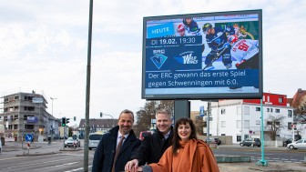 Einweihung der Ströer Road Side Screens (v.l.n.r.): Stefan Helbing, Geschäftsführer von Ströer; Christian Lösel, Oberbürgermeister; Freya Amann, Referentin für Stadtmarketing bei der Firma Ströer. Foto: Ströer